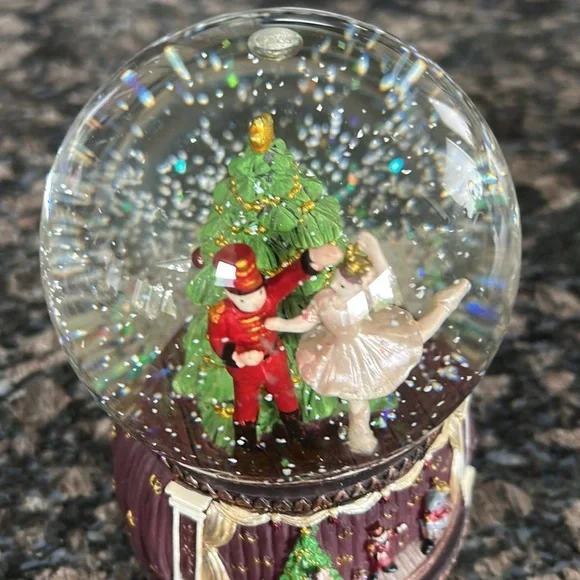 DANCING NUTCRACKER & BALLERINA MUSICAL WATER SNOW GLOBE